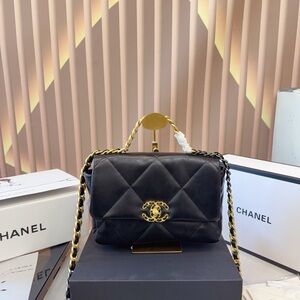 <AUTHENTIC>Chanel Black Quilted Shoulder Bag with Gold Accents